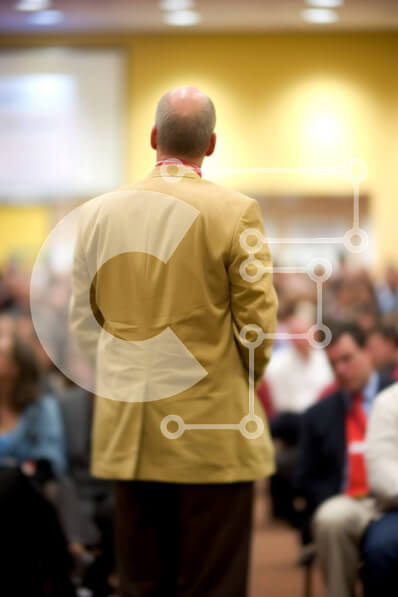 Intra Συλλεκτικό Ξύλινο Παζλ Plywood  4mm - Επαγγελματίας ομιλητής με κίτρινο μπουφάν που απευθύνεται σε μεγάλο κοινό Σε Ξύλινο Κουτί - Διαστάσεις Puzzle: 10x10 cm – 25 κομμάτια