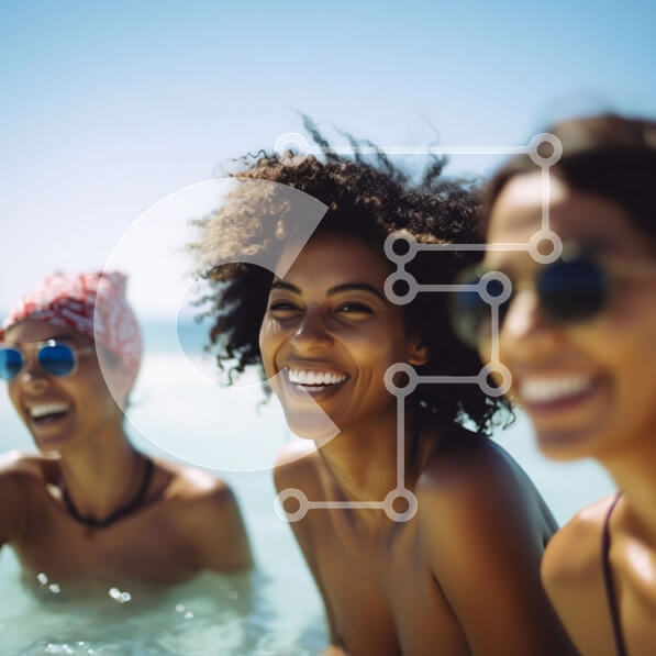 Intra Συλλεκτικό Ξύλινο Παζλ Plywood  4mm - Τρεις γυναίκες με γυαλιά ηλίου και μαγιό που χαμογελούν στο νερό Σε Ξύλινο Κουτί - Διαστάσεις Puzzle: 10x10 cm – 25 κομμάτια