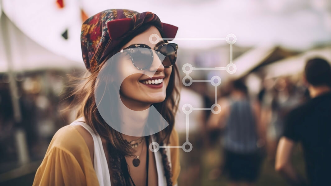 Intra Συλλεκτικό Ξύλινο Παζλ Plywood  4mm - Χαρούμενη γυναίκα με πολύχρωμο κασκόλ και γυαλιά ηλίου στο Crowded Music Festival Σε Ξύλινο Κουτί - Διαστάσεις Puzzle: 10x10 cm – 25 κομμάτια