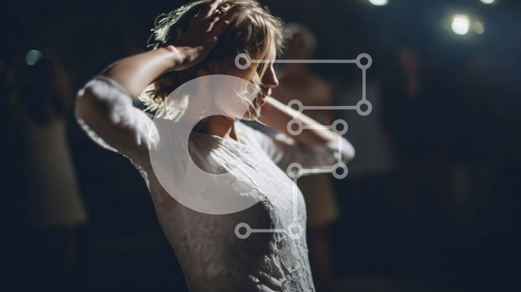 Intra Συλλεκτικό Ξύλινο Παζλ Plywood  4mm - Γυναίκα με λευκό φόρεμα που ελέγχει το τηλέφωνο σε αμυδρά φωτισμένο δωμάτιο Σε Ξύλινο Κουτί - Διαστάσεις Puzzle: 10x10 cm – 25 κομμάτια