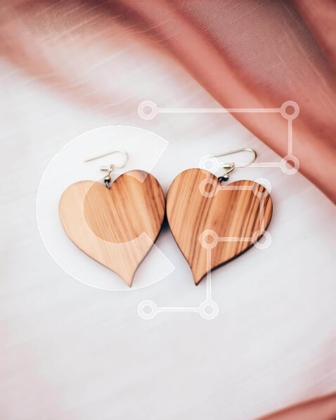 Intra Συλλεκτικό Ξύλινο Παζλ Plywood  4mm - Ξύλινα σκουλαρίκια σε σχήμα καρδιάς σε ροζ ύφασμα Σε Ξύλινο Κουτί - Διαστάσεις Puzzle: 10x10 cm – 25 κομμάτια