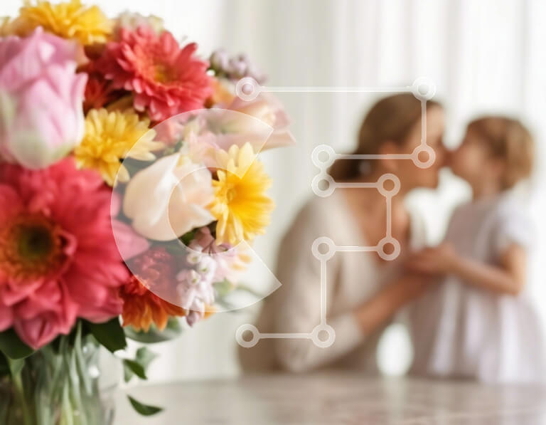 Intra Συλλεκτικό Ξύλινο Παζλ Plywood  4mm - Νεαρό κορίτσι που φιλά τη μητέρα από πολύχρωμα λουλούδια Σε Ξύλινο Κουτί - Διαστάσεις Puzzle: 10x10 cm – 25 κομμάτια