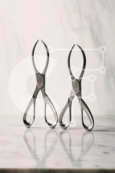 Intra Συλλεκτικό Ξύλινο Παζλ Plywood  4mm - Αιχμηρό και κομψό: Ψαλίδι από ανοξείδωτο ατσάλι σε μαρμάρινο πάγκο Σε Ξύλινο Κουτί - Διαστάσεις: 10x10 cm – 25 κομμάτια