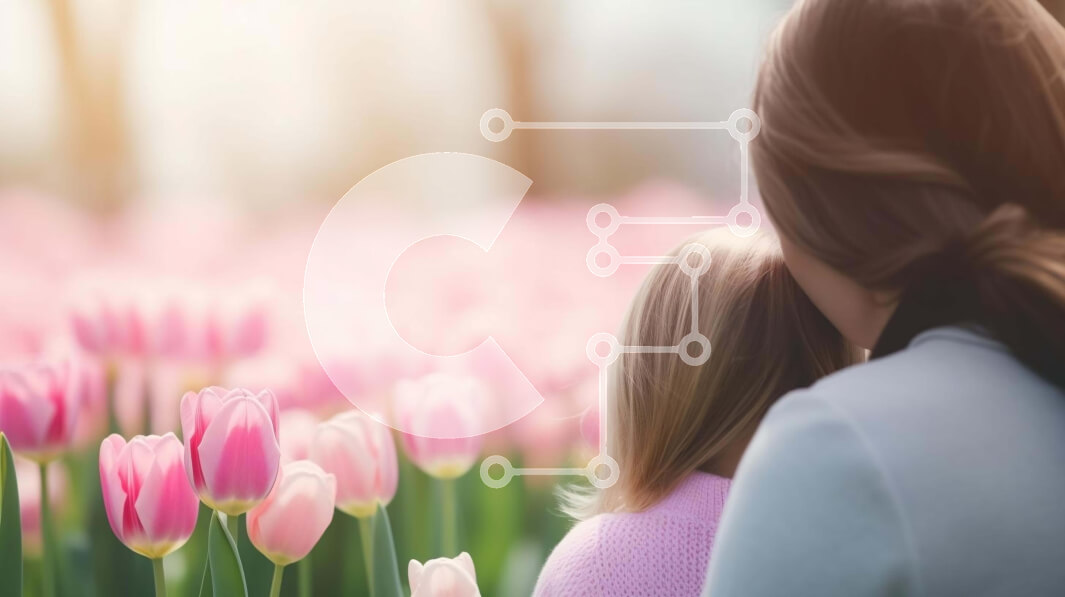 Intra Συλλεκτικό Ξύλινο Παζλ Plywood  4mm - Μητέρα και κόρη αγκαλιάζονται στο ροζ πεδίο της τουλίπας Σε Ξύλινο Κουτί - Διαστάσεις: 10x10 cm – 25 κομμάτια