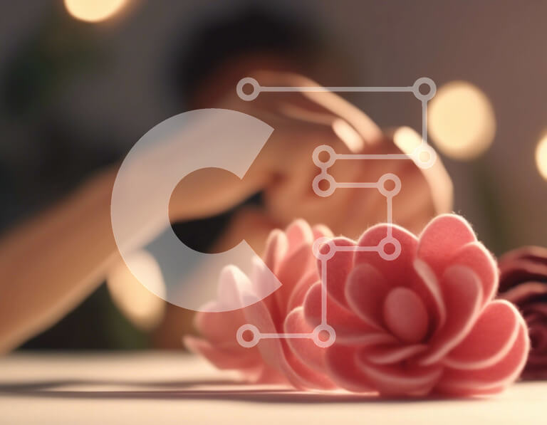 Intra Συλλεκτικό Ξύλινο Παζλ Plywood  4mm - Τραπέζι με ροζ λουλούδια γλυπτά και κεριά Σε Ξύλινο Κουτί - Διαστάσεις Puzzle: 10x10 cm – 25 κομμάτια