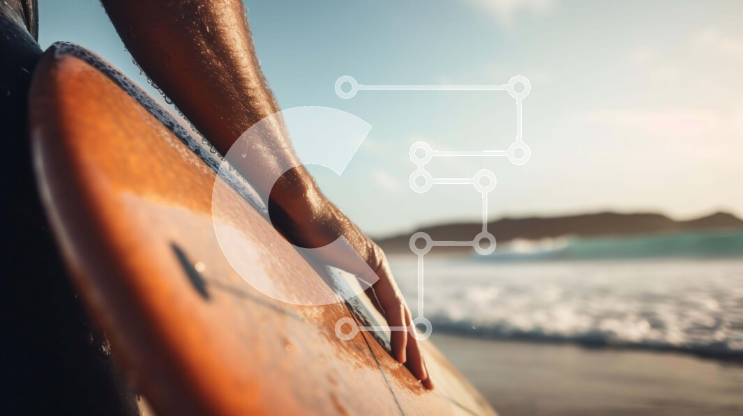 Intra Συλλεκτικό Ξύλινο Παζλ Plywood  4mm - Άνδρας που περπατά στην παραλία με την πορτοκαλί σανίδα του σερφ Σε Ξύλινο Κουτί - Διαστάσεις Puzzle: 10x10 cm – 25 κομμάτια