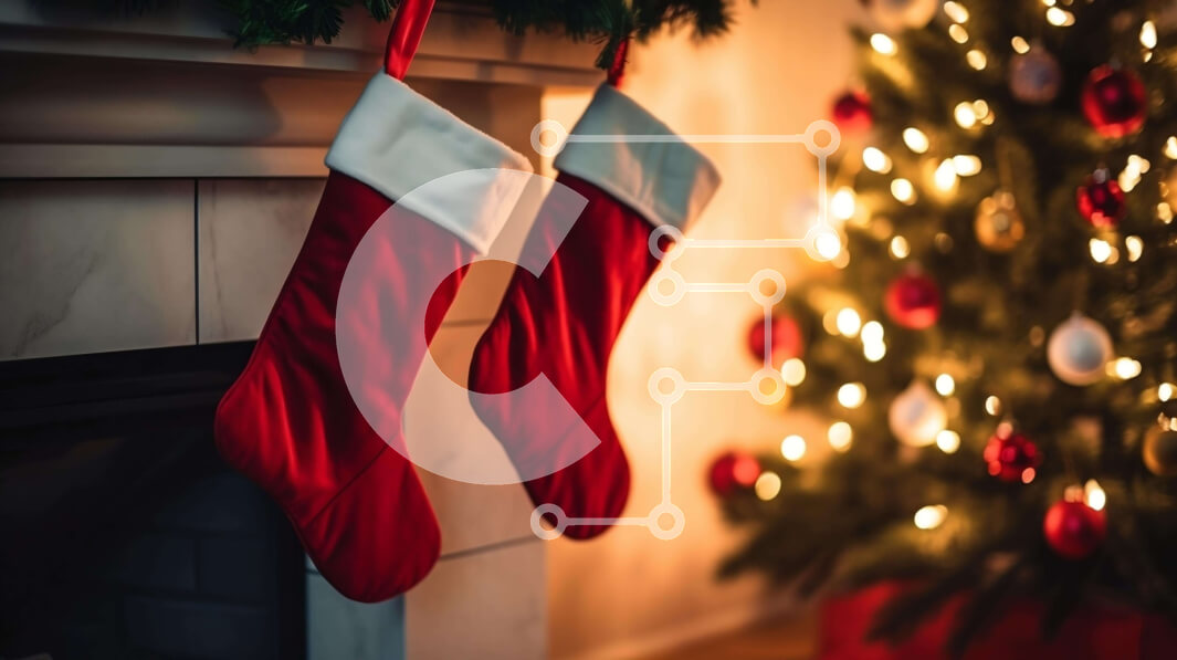 Intra Συλλεκτικό Ξύλινο Παζλ Plywood  4mm - Εορταστικές κόκκινες κάλτσες κρεμασμένες στο τζάκι μανδύα με χριστουγεννιάτικα λαμπάκια Σε Ξύλινο Κουτί - Διαστάσεις: 10x10 cm – 25 κομμάτια