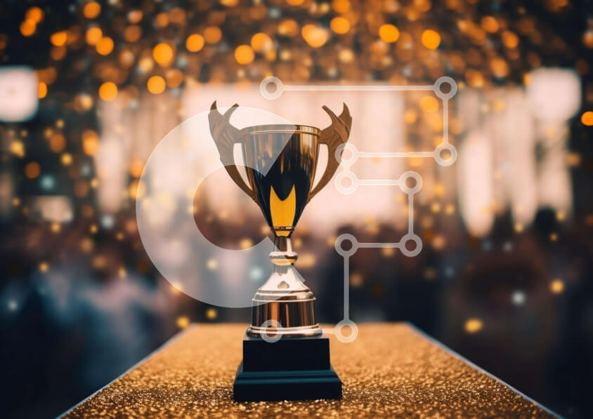 Intra Συλλεκτικό Ξύλινο Παζλ Plywood  4mm - Χρυσό τρόπαιο σε φωτισμένο τραπέζι Σε Ξύλινο Κουτί - Διαστάσεις: 10x10 cm – 25 κομμάτια