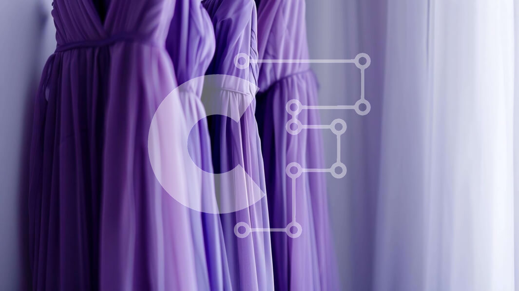 Intra Συλλεκτικό Ξύλινο Παζλ Plywood  4mm - Τρία μωβ φορέματα παράνυμφων σε λευκό τοίχο Σε Ξύλινο Κουτί - Διαστάσεις Puzzle: 10x10 cm – 25 κομμάτια