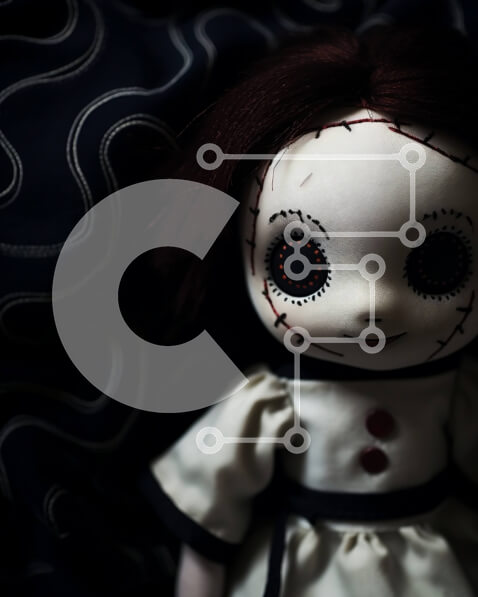 Intra Συλλεκτικό Ξύλινο Παζλ Plywood  4mm - Vintage κούκλα με κόκκινα μάτια σε σκούρο μπλε ύφασμα Σε Ξύλινο Κουτί - Διαστάσεις Puzzle: 10x10 cm – 25 κομμάτια