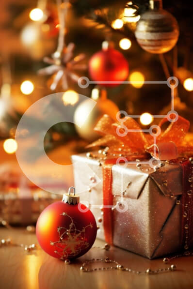 Intra Συλλεκτικό Ξύλινο Παζλ Plywood  4mm - Χριστουγεννιάτικο δώρο σε ξύλινο τραπέζι μπροστά από αναμμένο δέντρο Σε Ξύλινο Κουτί - Διαστάσεις: 10x10 cm – 25 κομμάτια