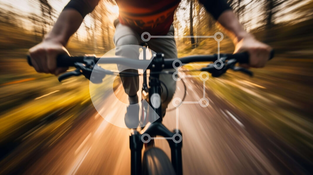 Intra Συλλεκτικό Ξύλινο Παζλ Plywood  4mm - Άνδρας που οδηγεί ποδήλατο σε ασφαλτοστρωμένο δρόμο στο δάσος Σε Ξύλινο Κουτί - Διαστάσεις Puzzle: 10x10 cm – 25 κομμάτια