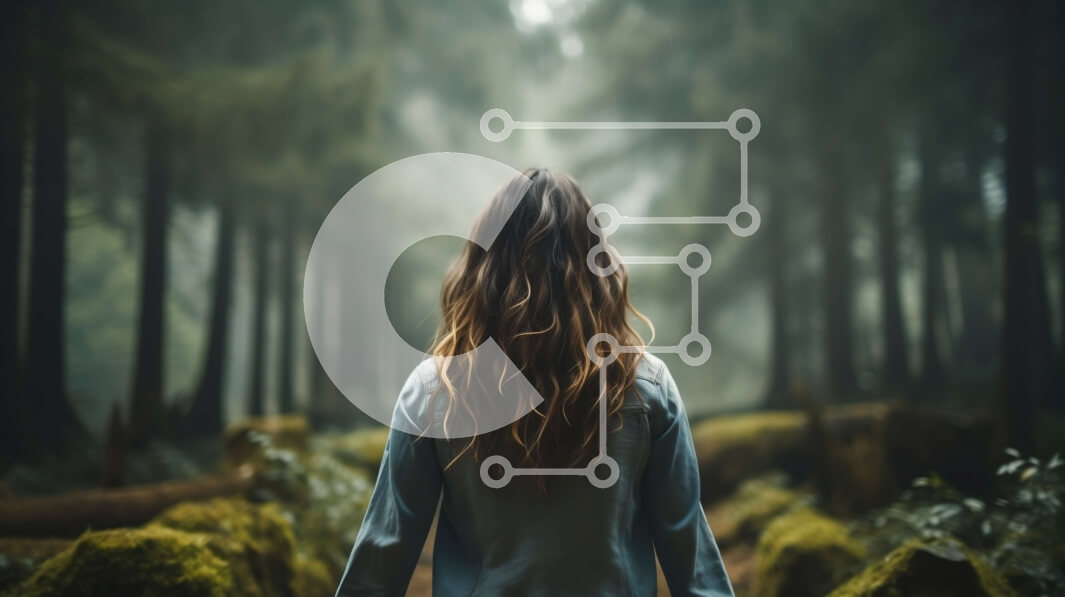 Intra Συλλεκτικό Ξύλινο Παζλ Plywood  4mm - Γυναίκα που στέκεται σε ένα σκοτεινό και ομιχλώδες δάσος με ψηλά δέντρα Σε Ξύλινο Κουτί - Διαστάσεις: 10x10 cm – 25 κομμάτια