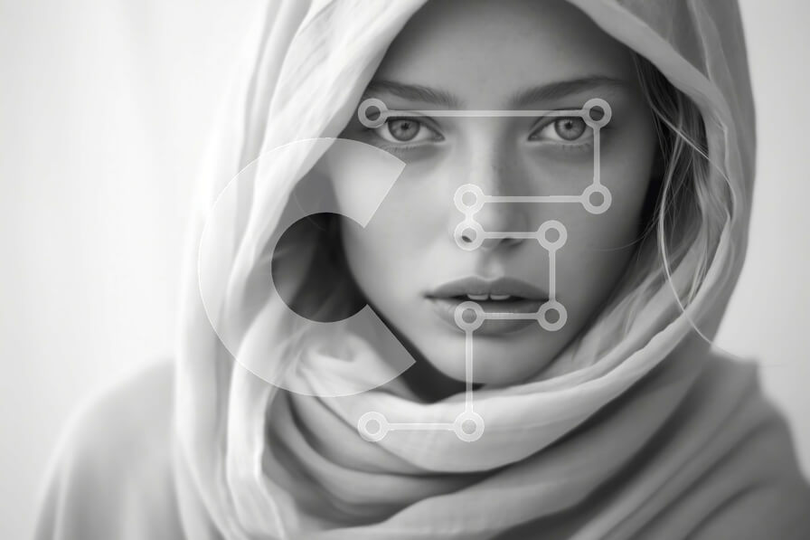 Intra Συλλεκτικό Ξύλινο Παζλ Plywood  4mm - Close-up πορτρέτο μιας νεαρής γυναίκας με κουκούλα Σε Ξύλινο Κουτί - Διαστάσεις Puzzle: 10x10 cm – 25 κομμάτια