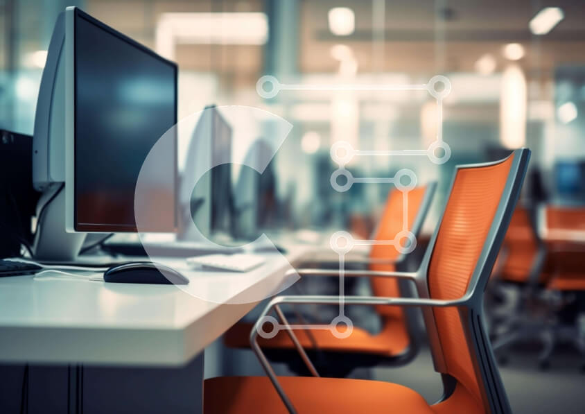 Intra Συλλεκτικό Ξύλινο Παζλ Plywood  4mm - Μοντέρνος χώρος γραφείου με πορτοκαλί καρέκλες και οθόνες υπολογιστών Σε Ξύλινο Κουτί - Διαστάσεις Puzzle: 10x10 cm – 25 κομμάτια