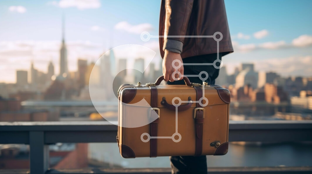 Intra Συλλεκτικό Ξύλινο Παζλ Plywood  4mm - Άτομο που κρατά μια ντεμοντέ καφέ βαλίτσα στη γέφυρα με θέα στην πόλη Σε Ξύλινο Κουτί - Διαστάσεις Puzzle: 10x10 cm – 25 κομμάτια