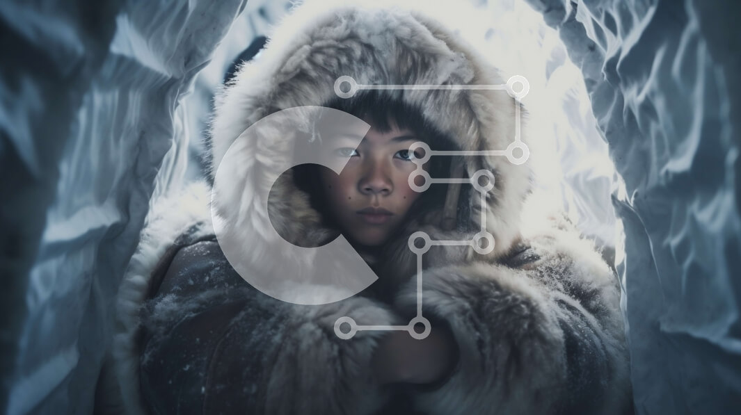 Intra Συλλεκτικό Ξύλινο Παζλ Plywood  4mm - Νεαρό κορίτσι με γούνινο παλτό που στέκεται μπροστά από τη φωτογραφία της σπηλιάς πάγου Σε Ξύλινο Κουτί - Διαστάσεις Puzzle: 10x10 cm – 25 κομμάτια