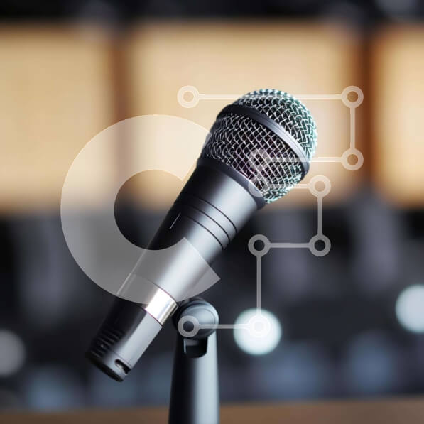 Intra Συλλεκτικό Ξύλινο Παζλ Plywood  4mm - Μαύρο μικρόφωνο σε ξύλινο τραπέζι για ηχογράφηση ή μετάδοση Σε Ξύλινο Κουτί - Διαστάσεις: 10x10 cm – 25 κομμάτια