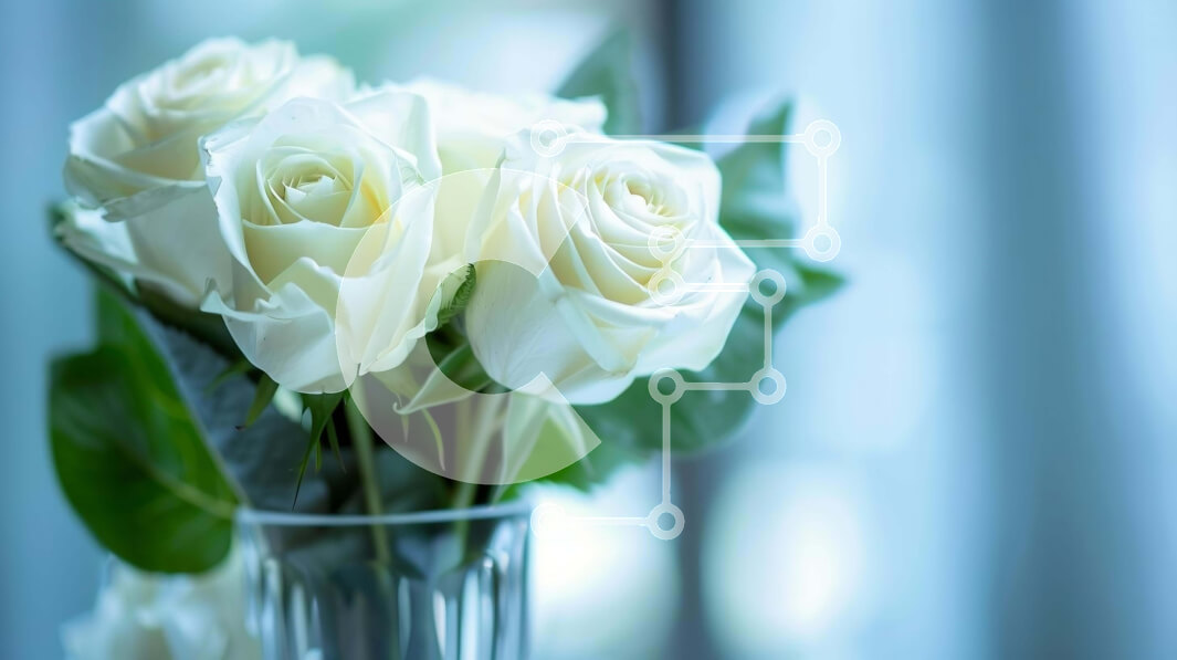 Intra Συλλεκτικό Ξύλινο Παζλ Plywood  4mm - Λευκά τριαντάφυλλα σε διαφανές γυάλινο βάζο στο τραπέζι Σε Ξύλινο Κουτί - Διαστάσεις Puzzle: 10x10 cm – 25 κομμάτια