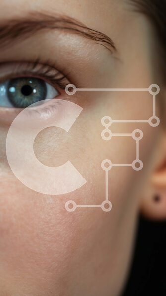 Intra Συλλεκτικό Ξύλινο Παζλ Plywood  4mm - Κοντινό πλάνο ενός γυναικείου προσώπου με μπλε μάτια και καλά καθορισμένα χαρακτηριστικά Σε Ξύλινο Κουτί - Διαστάσεις Puzzle: 10x10 cm – 25 κομμάτια