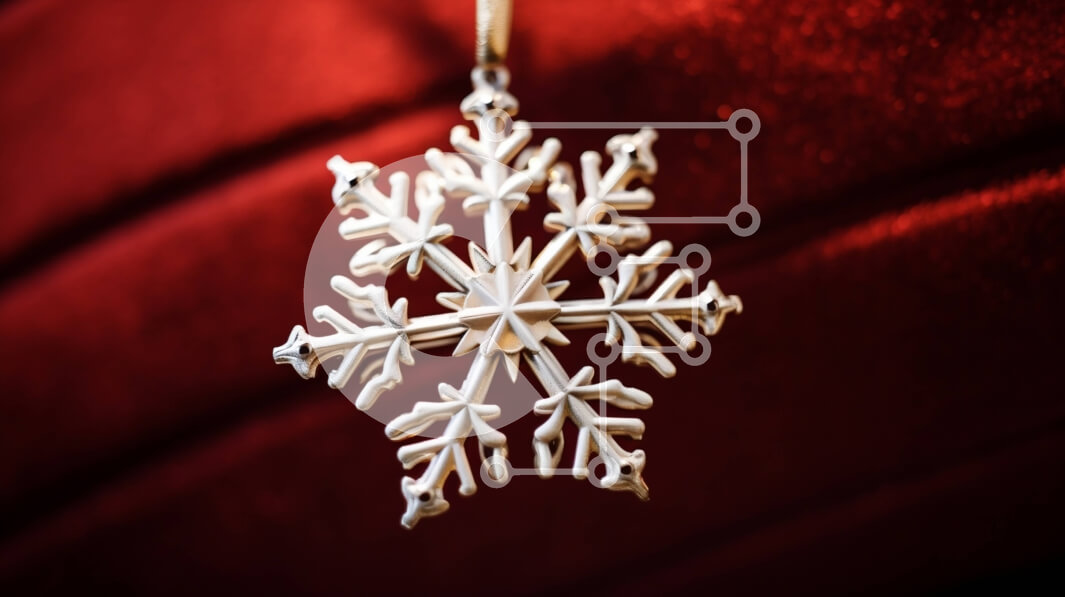 Intra Συλλεκτικό Ξύλινο Παζλ Plywood  4mm - Ασημένιο μενταγιόν νιφάδα χιονιού σε κόκκινο ύφασμα Σε Ξύλινο Κουτί - Διαστάσεις Puzzle: 10x10 cm – 25 κομμάτια