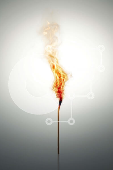 Intra Συλλεκτικό Ξύλινο Παζλ Plywood  4mm - Μια κοντινή εικόνα ενός αναμμένου σπίρτου σε ένα ραβδί Σε Ξύλινο Κουτί - Διαστάσεις: 10x10 cm – 25 κομμάτια