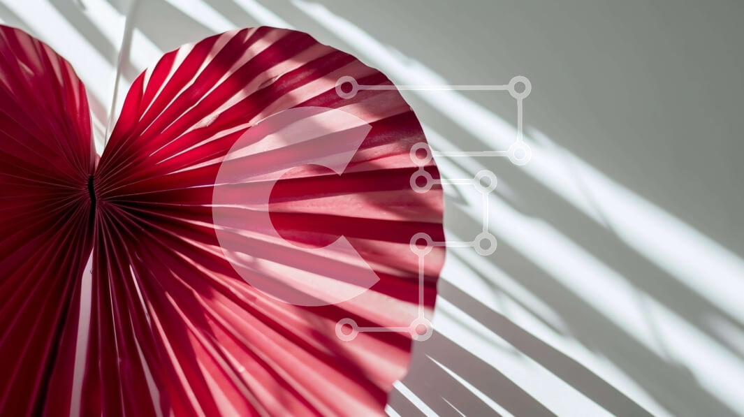 Intra Συλλεκτικό Ξύλινο Παζλ Plywood  4mm - Κόκκινο χάρτινο φανάρι σε σχήμα καρδιάς κρεμασμένο στον τοίχο Σε Ξύλινο Κουτί - Διαστάσεις Puzzle: 10x10 cm – 25 κομμάτια