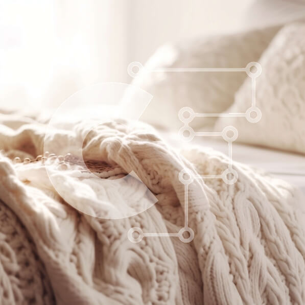 Intra Συλλεκτικό Ξύλινο Παζλ Plywood  4mm - Άνετο κοντινό πλάνο ενός λευκού κρεβατιού με βελούδινα μαξιλάρια Σε Ξύλινο Κουτί - Διαστάσεις Puzzle: 10x10 cm – 25 κομμάτια