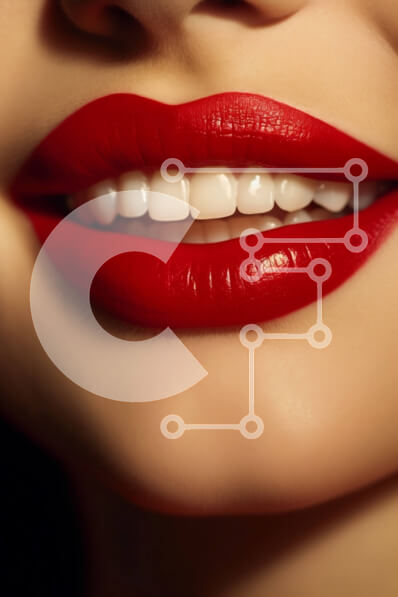 Intra Συλλεκτικό Ξύλινο Παζλ Plywood  4mm - Υπέροχη κινηματογράφηση σε πρώτο πλάνο γυναίκας με γεμάτα χείλη και λαμπερό δέρμα Σε Ξύλινο Κουτί - Διαστάσεις Puzzle: 10x10 cm – 25 κομμάτια