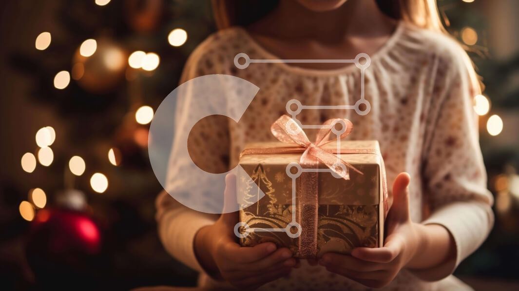 Intra Συλλεκτικό Ξύλινο Παζλ Plywood  4mm - Νεαρό κορίτσι με ανοιχτό κιβώτιο δώρων μπροστά από το χριστουγεννιάτικο δέντρο Σε Ξύλινο Κουτί - Διαστάσεις: 10x10 cm – 25 κομμάτια