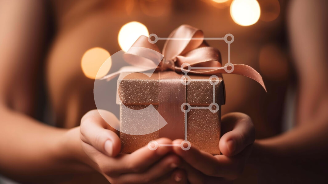 Intra Συλλεκτικό Ξύλινο Παζλ Plywood  4mm - Γυναικεία χέρια που κρατούν κομψά τυλιγμένο κουτί δώρου Σε Ξύλινο Κουτί - Διαστάσεις Puzzle: 10x10 cm – 25 κομμάτια