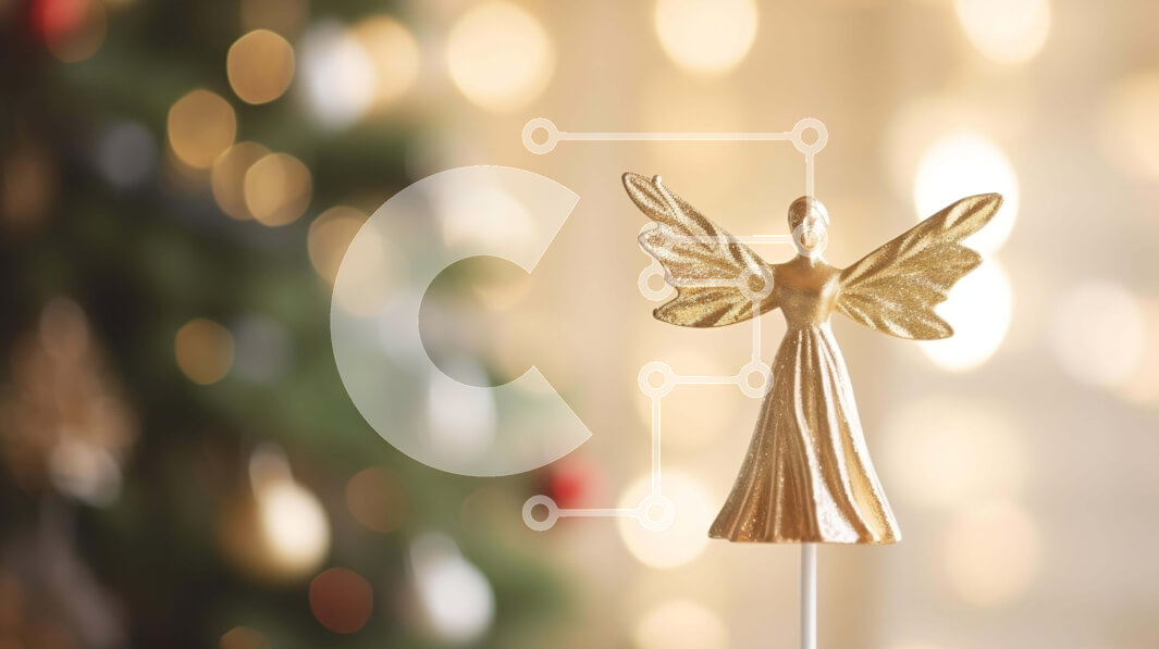 Intra Συλλεκτικό Ξύλινο Παζλ Plywood  4mm - Χρυσό ειδώλιο αγγέλου μπροστά από το διακοσμημένο χριστουγεννιάτικο δέντρο Σε Ξύλινο Κουτί - Διαστάσεις: 10x10 cm – 25 κομμάτια