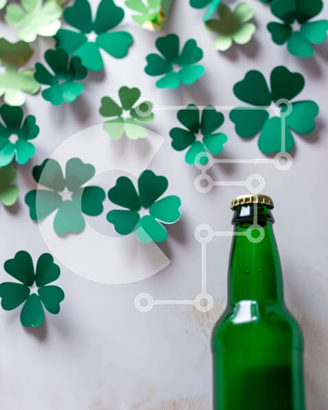 Intra Συλλεκτικό Ξύλινο Παζλ Plywood  4mm - Πράσινο μπουκάλι μπύρας και τριφύλλια για την ημέρα του Αγίου Πατρικίου Σε Ξύλινο Κουτί - Διαστάσεις: 10x10 cm – 25 κομμάτια