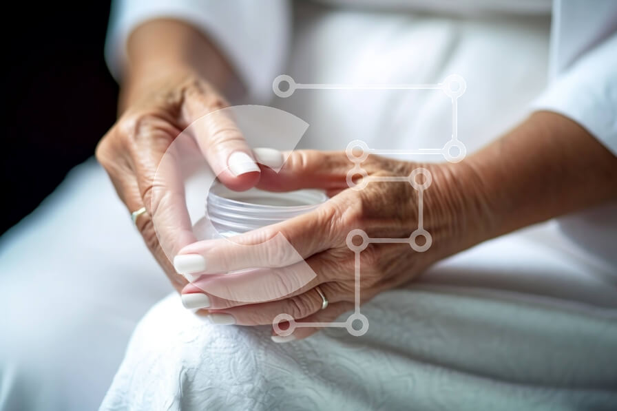 Intra Συλλεκτικό Ξύλινο Παζλ Plywood  4mm - Ηλικιωμένη γυναίκα με λευκό φόρεμα που κρατά το μικρό λευκό μπουκάλι Σε Ξύλινο Κουτί - Διαστάσεις Puzzle: 10x10 cm – 25 κομμάτια