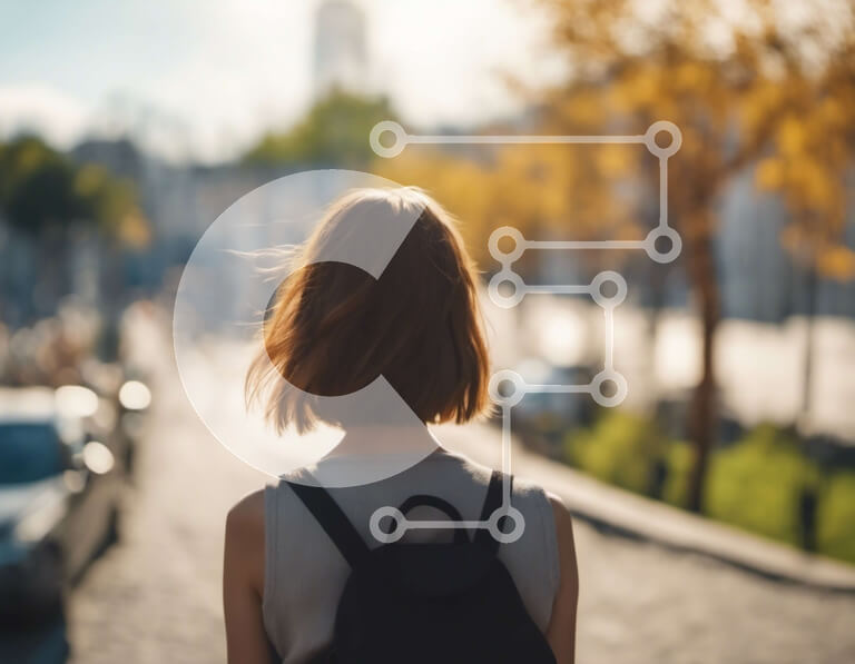 Intra Συλλεκτικό Ξύλινο Παζλ Plywood  4mm - Γυναίκα που περπατά στον δρόμο της πόλης με ένα σακίδιο Σε Ξύλινο Κουτί - Διαστάσεις Puzzle: 10x10 cm – 25 κομμάτια