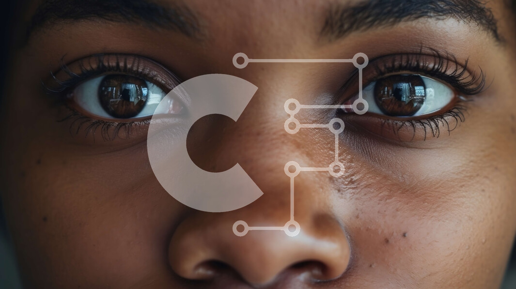 Intra Συλλεκτικό Ξύλινο Παζλ Plywood  4mm - Κοντινό πλάνο γυναικείου προσώπου με σκούρα καστανά μάτια και γεμάτα χείλη Σε Ξύλινο Κουτί - Διαστάσεις Puzzle: 10x10 cm – 25 κομμάτια