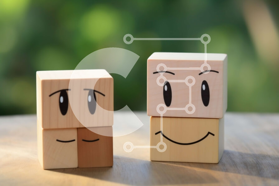 Intra Συλλεκτικό Ξύλινο Παζλ Plywood  4mm - Ξύλινα μπλοκ με χαμογελαστά πρόσωπα σε ένα ξύλινο τραπέζι Σε Ξύλινο Κουτί - Διαστάσεις: 10x10 cm – 25 κομμάτια