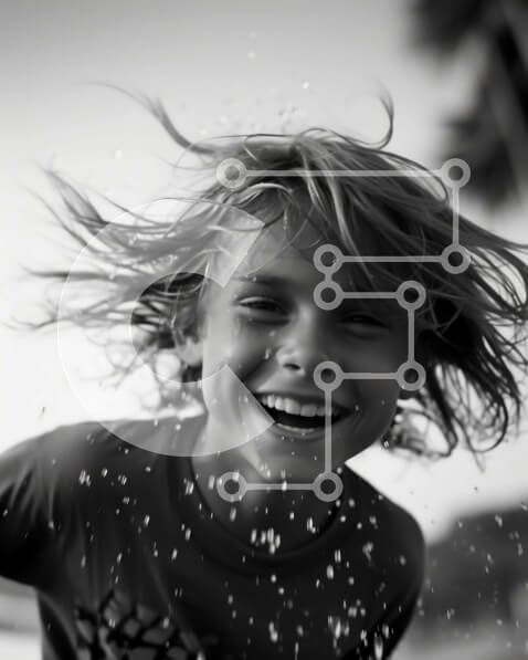 Intra Συλλεκτικό Ξύλινο Παζλ Plywood  4mm - Ευτυχισμένο νεαρό αγόρι που παίζει και γελά στο νερό Σε Ξύλινο Κουτί - Διαστάσεις Puzzle: 10x10 cm – 25 κομμάτια