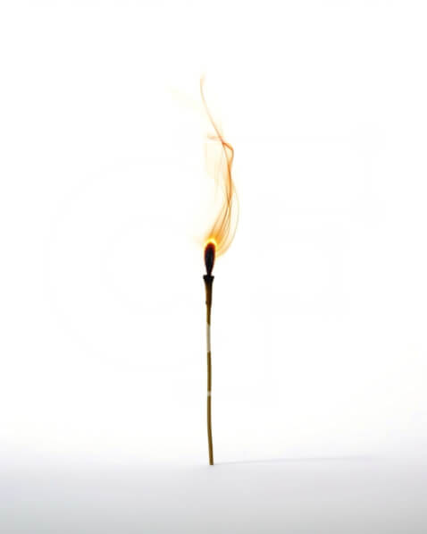 Intra Συλλεκτικό Ξύλινο Παζλ Plywood  4mm - Όμορφη εικόνα ενός αναμμένου κεριού σε ένα σπιρτόξυλο Σε Ξύλινο Κουτί - Διαστάσεις: 10x10 cm – 25 κομμάτια