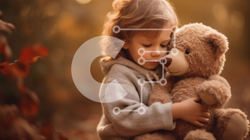 Intra Συλλεκτικό Ξύλινο Παζλ Plywood  4mm - Όμορφη εικόνα ενός κοριτσιού που αγκαλιάζει ένα αρκουδάκι στο δάσος Σε Ξύλινο Κουτί - Διαστάσεις: 10x10 cm – 25 κομμάτια