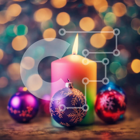 Intra Συλλεκτικό Ξύλινο Παζλ Plywood  4mm - Χριστουγεννιάτικο κερί με πολύχρωμα στολίδια σε αφηρημένο φόντο Bokeh Σε Ξύλινο Κουτί - Διαστάσεις: 10x10 cm – 25 κομμάτια