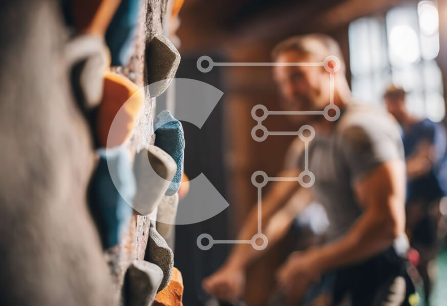 Intra Συλλεκτικό Ξύλινο Παζλ Plywood  4mm - Άνδρες που αναρριχούνται στον τοίχο αναρρίχησης βράχου στο εσωτερικό γυμναστήριο Σε Ξύλινο Κουτί - Διαστάσεις Puzzle: 10x10 cm – 25 κομμάτια