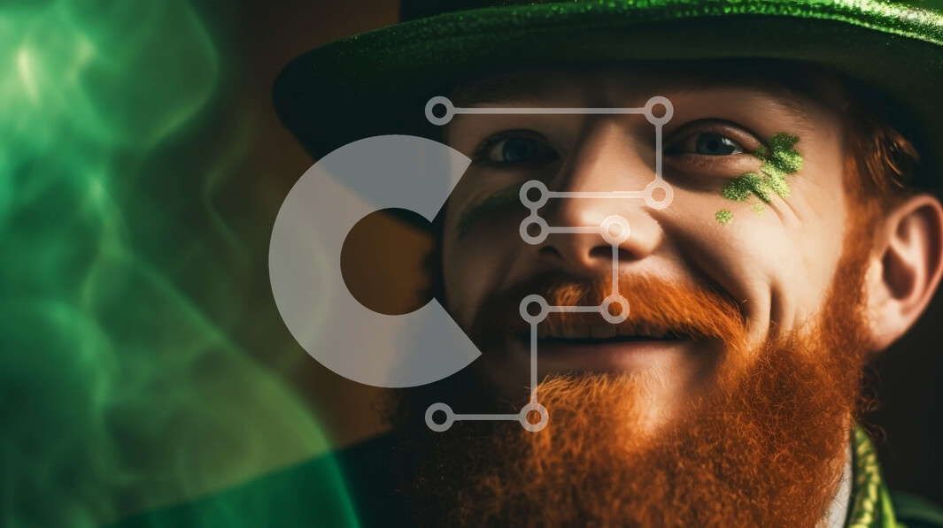 Intra Συλλεκτικό Ξύλινο Παζλ Plywood  4mm - Ευτυχισμένη ημέρα του Αγίου Πατρικίου με έναν χαμογελαστό άντρα με παπιγιόν τριφύλλι Σε Ξύλινο Κουτί - Διαστάσεις: 10x10 cm – 25 κομμάτια