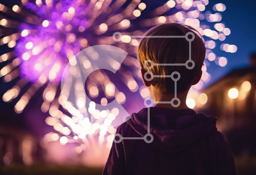 Intra Συλλεκτικό Ξύλινο Παζλ Plywood  4mm - Νεαρό αγόρι που γοητεύτηκε από τα πυροτεχνήματα Σε Ξύλινο Κουτί - Διαστάσεις Puzzle: 10x10 cm – 25 κομμάτια