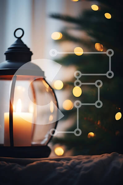 Intra Συλλεκτικό Ξύλινο Παζλ Plywood  4mm - Φανάρι υπό το φως των κεριών μπροστά από το διακοσμητικό χριστουγεννιάτικο δέντρο Σε Ξύλινο Κουτί - Διαστάσεις: 10x10 cm – 25 κομμάτια