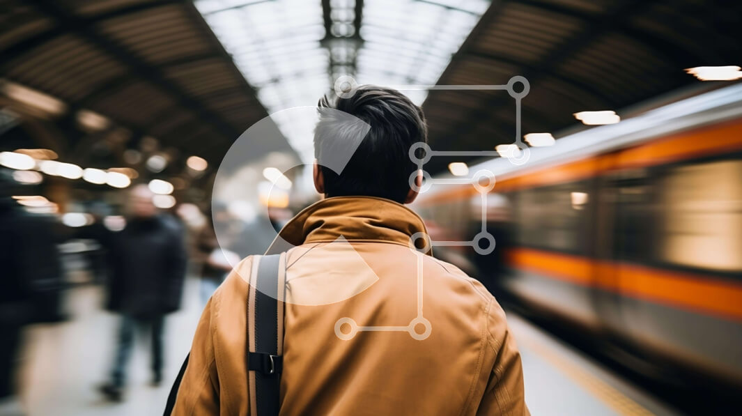 Intra Συλλεκτικό Ξύλινο Παζλ Plywood  4mm - Άνδρας που περιμένει στο σιδηροδρομικό σταθμό με το σακίδιο Σε Ξύλινο Κουτί - Διαστάσεις Puzzle: 10x10 cm – 25 κομμάτια