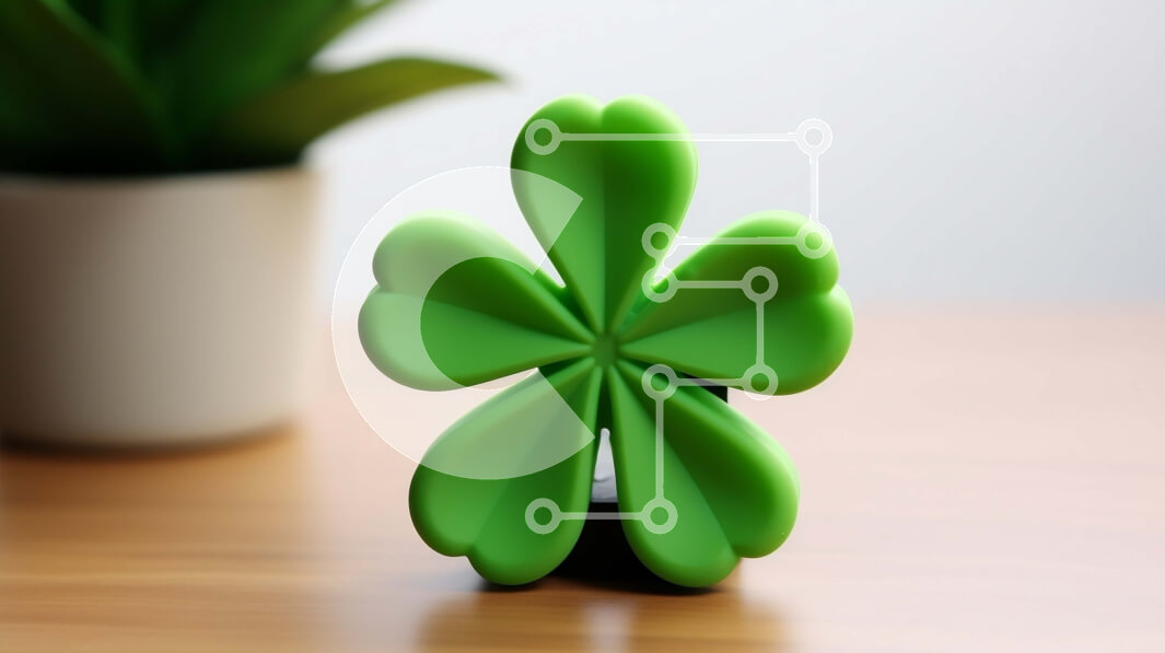 Intra Συλλεκτικό Ξύλινο Παζλ Plywood  4mm - Πράσινο τετράφυλλο ειδώλιο τριφυλλιού σε ξύλινο τραπέζι Σε Ξύλινο Κουτί - Διαστάσεις Puzzle: 10x10 cm – 25 κομμάτια