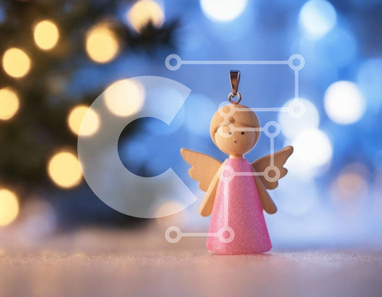 Intra Συλλεκτικό Ξύλινο Παζλ Plywood  4mm - Μικρό ροζ ειδώλιο αγγέλου μπροστά από το φωτισμένο χριστουγεννιάτικο δέντρο Σε Ξύλινο Κουτί - Διαστάσεις: 10x10 cm – 25 κομμάτια