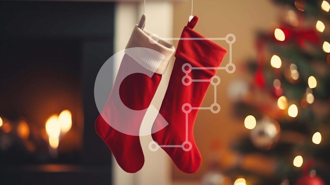 Intra Συλλεκτικό Ξύλινο Παζλ Plywood  4mm - Διακοσμήσεις διακοπών: Κόκκινες κάλτσες Κρεμασμένες δίπλα στο τζάκι Σε Ξύλινο Κουτί - Διαστάσεις: 10x10 cm – 25 κομμάτια