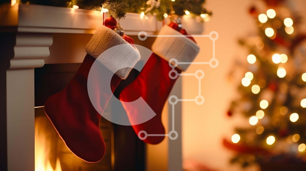 Intra Συλλεκτικό Ξύλινο Παζλ Plywood  4mm - Κόκκινες κάλτσες κρεμασμένες στο τζάκι μανδύα με χριστουγεννιάτικα στολίδια Σε Ξύλινο Κουτί - Διαστάσεις: 10x10 cm – 25 κομμάτια